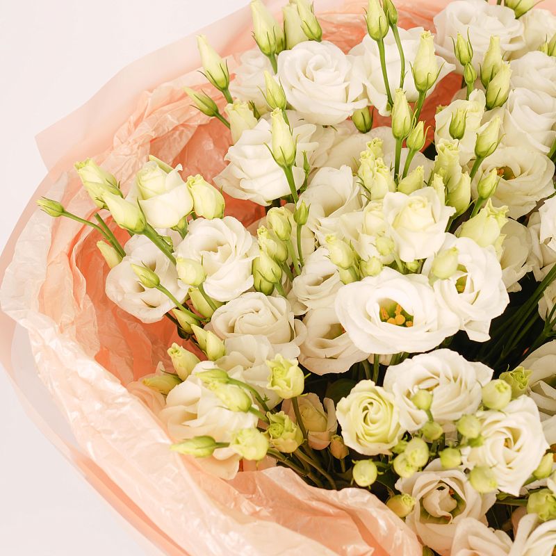 Букет из белого лисиантуса L фото