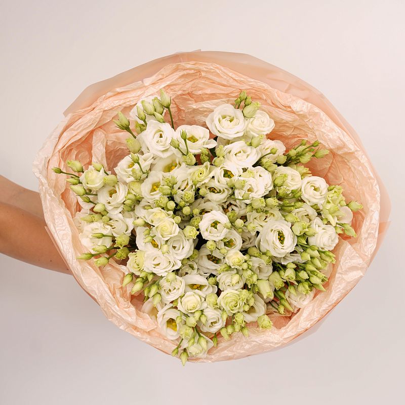 Букет из белого лисиантуса L фото